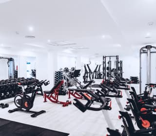 Изображение зала с тренажёрами.