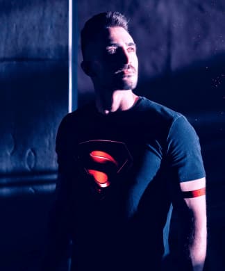 Изображение тренера в футболке супермена.